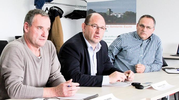 Stéphane Carel (au centre), directeur de Creully, aux côtés de son président, Pascal Desvages(à gauche) et Antoine Jeanne, directeur d'Agronat.