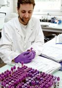 Les scientifiques de l'Inra et de Labogena continuent d'avancer vers des index plus fiables et de plus en plus nombreux.© GONZALES DEFOIS Les scientifiques de l'Inra et de Labogena continuent d'avancer vers des index plus fiables et de plus en plus nombreux.© GONZALES DEFOIS