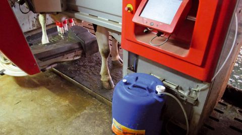 La pompe à propylène est simple à installer : sur le principe d'une seringue, un vérin pompe le liquide dans le fût bleu et l'incorpore dans le concentré de production. La pompe à propylène est simple à installer : sur le principe d'une seringue, un vérin pompe le liquide dans le fût bleu et l'incorpore dans le concentré de production.