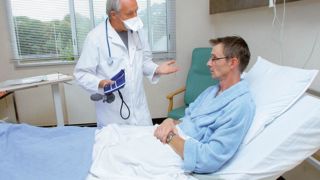 On prêtait aux maladies nosocomiales d'être seulement favorisées par des défauts d'hygiène à l'hôpital. À tort. Il est prouvé que certaines souches de Staphylococcus aureus, dites résistantes à la méthicilline, peuvent aussi passer de l'animal à l'homme.© BSIP/CHASSENET On prêtait aux maladies nosocomiales d'être seulement favorisées par des défauts d'hygiène à l'hôpital. À tort. Il est prouvé que certaines souches de Staphylococcus aureus, dites résistantes à la méthicilline, peuvent aussi passer de l'animal à l'homme.© BSIP/CHASSENET