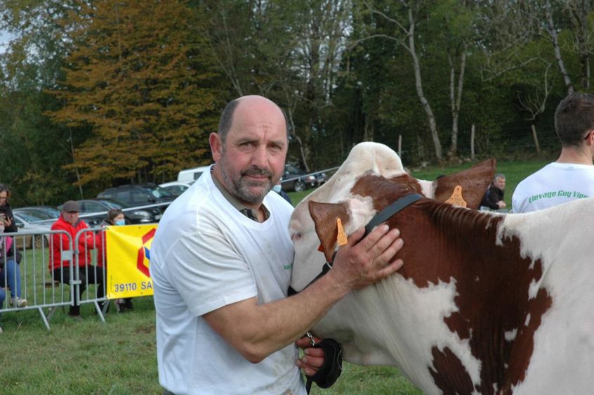 
						Choix des taureaux. ,  explique Guy Viennet. Il utilise indifféremment de la génétique made in Eva Jura, Umotest ou Montbéliarde Sélection.
							© j.-m.v.
