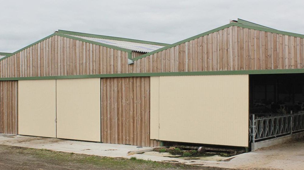 Plutôt que de construire un bâtiment bi-pente très haut, une solution consiste à monter plusieurs petits bâtiments parallèles avec des toitures décalées.© DENIS LEHÉ Plutôt que de construire un bâtiment bi-pente très haut, une solution consiste à monter plusieurs petits bâtiments parallèles avec des toitures décalées.© DENIS LEHÉ