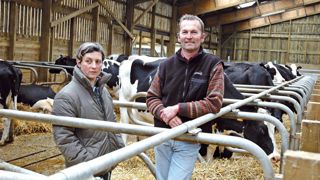 Avec l'aide de leur vétérinaire, Sylvie et Frédéric Leblond ont rapidement mis le doigt sur les causes contribuant à diffuser les germes, des « Staphylococcus aureus » et des « Streptococcus uberis » (d'origine mammaire), comme le confirmeront des bactériologies.© JEAN-MICHEL VOCORET Avec l'aide de leur vétérinaire, Sylvie et Frédéric Leblond ont rapidement mis le doigt sur les causes contribuant à diffuser les germes, des « Staphylococcus aureus » et des « Streptococcus uberis » (d'origine mammaire), comme le confirmeront des bactériologies.© JEAN-MICHEL VOCORET