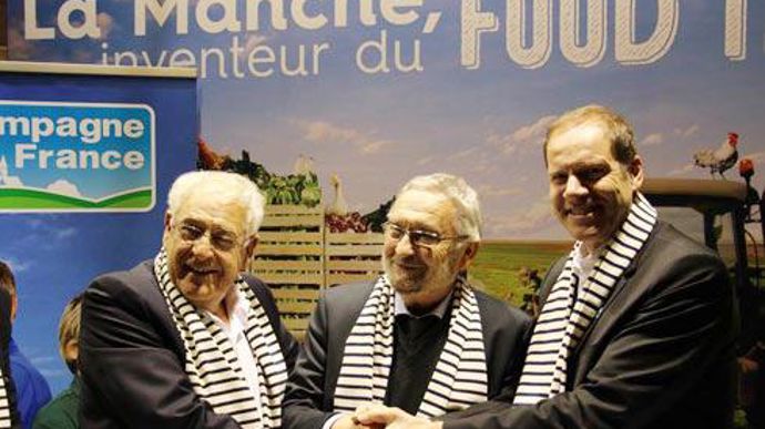 Au centre, Jean-François Fortin, directeur général des Maîtres laitiers du Cotentin, officialisait le partenariat pour le grand départ du Tour de France 2016, le 2 mars dernier au Salon de l'agriculture à Paris. © MLC Au centre, Jean-François Fortin, directeur général des Maîtres laitiers du Cotentin, officialisait le partenariat pour le grand départ du Tour de France 2016, le 2 mars dernier au Salon de l'agriculture à Paris. © MLC