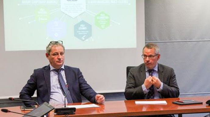 Les dirigeants de Cap Seine au siège de la coopérative, le 6 décembre dernier : Patrick Aps, le directeur général (à gauche) et Jean-Charles Deschamps, le président. © A. DUFUMIER Les dirigeants de Cap Seine au siège de la coopérative, le 6 décembre dernier : Patrick Aps, le directeur général (à gauche) et Jean-Charles Deschamps, le président. © A. DUFUMIER