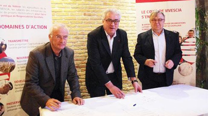 « Nous nous attachons à commu­ni­quer auprès de nos salariés et adhérents pour que Coeur de Vivescia prenne de l'ampleur », a précisé Pascal Prot, président de Vivescia, entouré ici de Marcel Ceunebroucke, président de Coeur de Vivescia (à gauche) et Marc Menu, président du Réseau Entreprendre CA. © C. URVOY « Nous nous attachons à commu­ni­quer auprès de nos salariés et adhérents pour que Coeur de Vivescia prenne de l'ampleur », a précisé Pascal Prot, président de Vivescia, entouré ici de Marce