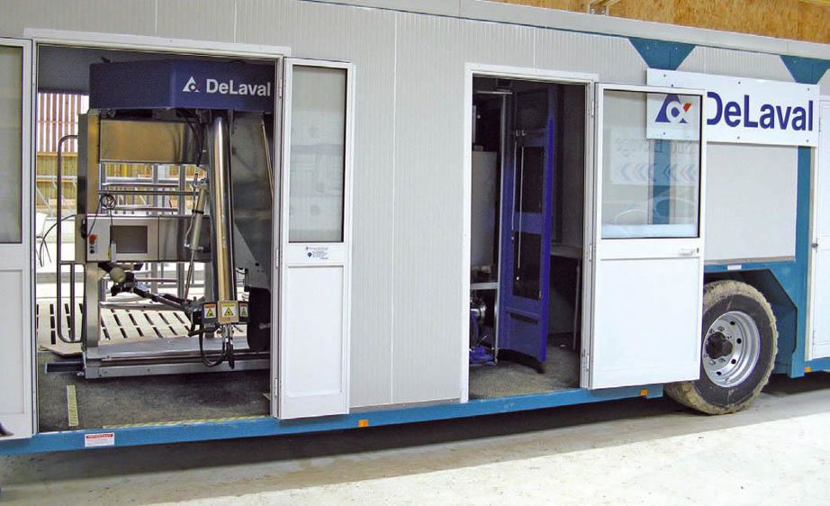Le robot de traite, un modèle classique, est monté sur une remorque afin de permettre son déplacement.