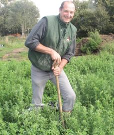 Laurent effectue régulièrement le test de la bêche. Il s'agit d'abord d'observer les traces de vie et les plantes en surface, puis de prélever une motte de terre pour examiner la structure et la population. © P.L.C.