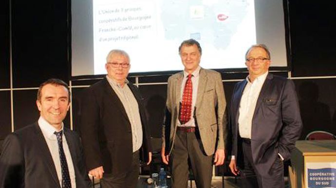 Christophe Richardot (à gauche), l'actuel DG d'Area, prendra les rênes de la nouvelle union de services Alliance BFC. Ici aux côtés des trois présidents, Clément Tisserand de Terre Comtoise, Didier Laurency­ de Bourgogne du Sud et Marc Patriat de Dijon céréales. © A. BREHIER Christophe Richardot (à gauche), l'actuel DG d'Area, prendra les rênes de la nouvelle union de services Alliance BFC. Ici aux côtés des trois présidents, Clément Tisserand de Terre Comtoise, Didier Laurency­ de Bourgogne du 