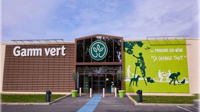 La nouvelle génération des magasins 2020 qui met l'accent sur le concept d'autoproduction, s'appuie­ sur le slogan : Produire soi-même « ça change tout ».  La nouvelle génération des magasins 2020 qui met l'accent sur le concept d'autoproduction, s'appuie­ sur le slogan : Produire soi-même « ça change tout ».