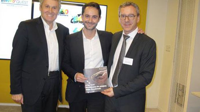 Thierry Blandinières, DG d'InVivo, Nicolas Ferras, directeur d'InVivo Invest et Yves Cristol, DG d'InVivo Food & Tech, présentent le livre blanc édité lors de la première du programme d'open innovation, InVivo Quest. © H. LAURANDEL 