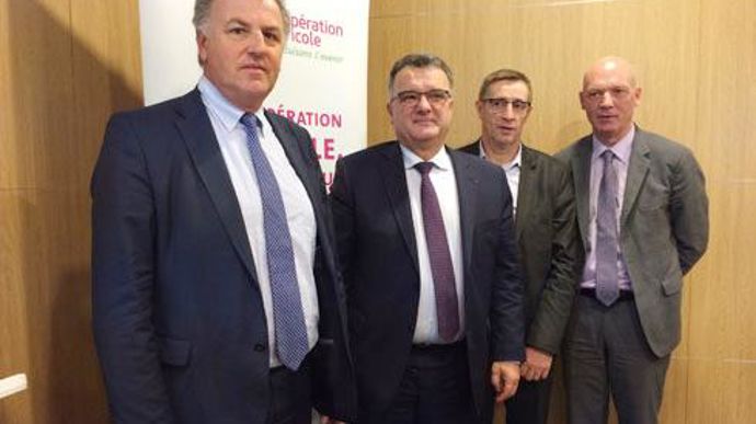 De gauche à droite, Olivier de Bohan, vice-président et Michel Prugue, président Coop de France, Dominique Chargé, président FNCL et Coop de France agroalimentaire et Pascal Viné, délégué général Coop de France, lors de la conférence de presse annuelle, jeudi 14 décembre. © H. LAURANDEL De gauche à droite, Olivier de Bohan, vice-président et Michel Prugue, président Coop de France, Dominique Chargé, président FNCL et Coop de France agroalimentaire et Pascal Viné, délégué général Coop de France, 