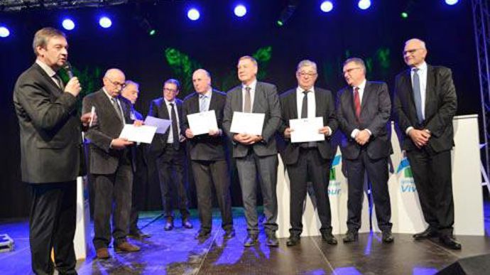 Cinq administrateurs de Vivadour sur le départ, dont Christophe Terrain et Gérard Pargade (au centre), ont reçu la médaille de la mutualité, de la coopération et du crédit agricole, des mains de Jean-Claude Gassiot, président de Vivadour (à gauche), Michel Prugue, président de Maïsadour et Philippe Pinta, président de l'AGPB (à droite). Cinq administrateurs de Vivadour sur le départ, dont Christophe Terrain et Gérard Pargade (au centre), ont reçu la médaille de la mutualité, de la coopération et