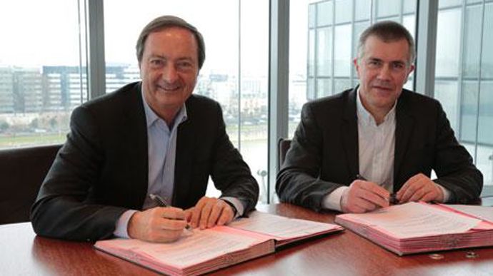 Damien Lacombe (à droite), président de Sodiaal, vient de signer avec Michel-Edouard Leclerc, président des centres E.Leclerc (652 magasins en France), la charte FNPL pour garantir un prix du lait rémunérateur au producteur. Damien Lacombe (à droite), président de Sodiaal, vient de signer avec Michel-Edouard Leclerc, président des centres E.Leclerc (652 magasins en France), la charte FNPL pour garantir un prix du lait rémunérateur au producteur.