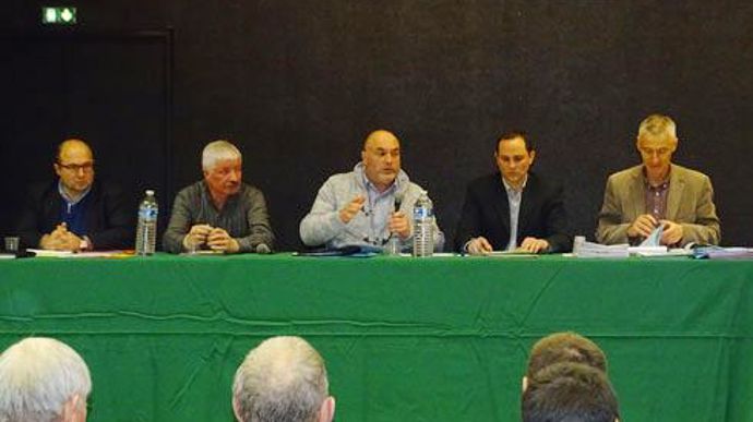 De gauche à droite, Jean-Luc Doneys, responsable Agro-distribution chez Altitude, Michel Raymond, président de Centraliment, Didier Boussaroque, président de Volcalis, Julien Fau, président des Eleveurs du Pays vert et Xavier Bel, directeur Productions animales à Altitude. De gauche à droite, Jean-Luc Doneys, responsable Agro-distribution chez Altitude, Michel Raymond, président de Centraliment, Didier Boussaroque, président de Volcalis, Julien Fau, président des Eleveurs du Pays vert et Xavier 