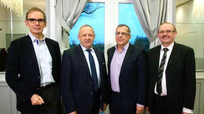 De gauche à droite, Alain Perrin, DG de Groupe d'aucy, Georges Galardon et Dominique Ciccone, président et DG de Triskalia, et Serge Le Bartz, président de Groupe d'aucy. De gauche à droite, Alain Perrin, DG de Groupe d'aucy, Georges Galardon et Dominique Ciccone, président et DG de Triskalia, et Serge Le Bartz, président de Groupe d'aucy.