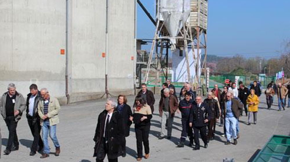 Une soixantaine d'invités et une trentaine de salariés et administrateurs étaient présents à la cérémonie d'inauguration le matin. Par ailleurs, Val'Limagne.coop a accueilli une centaine de visiteurs, la plupart habitant Bellenaves, l'après-midi. Une soixantaine d'invités et une trentaine de salariés et administrateurs étaient présents à la cérémonie d'inauguration le matin. Par ailleurs, Val'Limagne.coop a accueilli une centaine de visiteurs, la plupart habitant Bellenaves, l'après-midi.