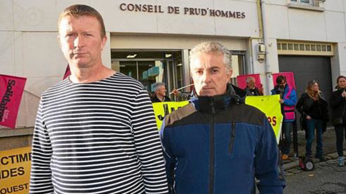 Laurent Guillou et Stéphane Rouxel, mi-sepembre, devant les prud'hommes, accompagné d'un comité de soutien. © P. HERNOT/LE TÉLÉGRAMME Laurent Guillou et Stéphane Rouxel, mi-sepembre, devant les prud'hommes, accompagné d'un comité de soutien. © P. HERNOT/LE TÉLÉGRAMME