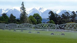 La plaine du Canterbury dans l'île du Sud mise sur l'irrigation des prairies pour augmenter le chargement et développer encore la production laitière. Au risque de voir déraper les coûts de production et la pollution de l'eau. La plaine du Canterbury dans l'île du Sud mise sur l'irrigation des prairies pour augmenter le chargement et développer encore la production laitière. Au risque de voir déraper les coûts de production et la pollution de l'eau.