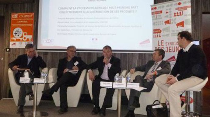 Lors de la matinée de restitution du projet AgriDistrib, une table ronde a réuni, de gauche à droite, Dominique Olivier, DG de la coop Les Fermes de Figeac, François Beaupère de l'APCA, Pierre Cabrit, vice-président de la coop Unicor, Eric Lepêcheur, président de Restau'Co et Christophe Lenaerts de Jeunes Agriculteurs. © H. LAURANDEL Lors de la matinée de restitution du projet AgriDistrib, une table ronde a réuni, de gauche à droite, Dominique Olivier, DG de la coop Les Fermes de Figeac, Françoi