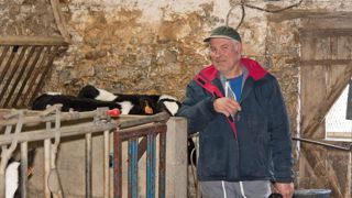 « Le câble d'alimentation principale de l'exploitation fuyait à proximité de la nurserie et de la salle de traite », explique Achille Foubert.© ÉMILIE AUVRAY « Le câble d'alimentation principale de l'exploitation fuyait à proximité de la nurserie et de la salle de traite », explique Achille Foubert.© ÉMILIE AUVRAY