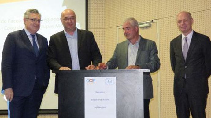 Lors de la signature, de gauche à droite, Jacques Creyssel, délégué général de la FCD, Christophe Joly, président de la FCD Paca, Joël Reynaud, président de Coop de France Méditerranée, Pascal Viné, délégué général de Coop de France © C. SARRAZIN Lors de la signature, de gauche à droite, Jacques Creyssel, délégué général de la FCD, Christophe Joly, président de la FCD Paca, Joël Reynaud, président de Coop de France Méditerranée, Pascal Viné, délégué général de Coop de France © C. SARRAZIN