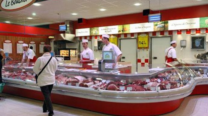 Dans les boucheries des deux magasins Halles de l'Aveyron (ici, à Rodez), la nouvelle marque Les Fermes des Hauts Terroirs, appliquée au boeuf, au veau et à l'agneau, dynamise les ventes et sécurise le revenu des producteurs. Dans les boucheries des deux magasins Halles de l'Aveyron (ici, à Rodez), la nouvelle marque Les Fermes des Hauts Terroirs, appliquée au boeuf, au veau et à l'agneau, dynamise les ventes et sécurise le revenu des producteurs.
