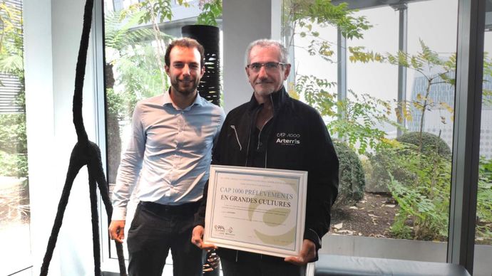 Simon Lefèvre, expert phytopathologie Agrosolutions, à gauche, a remis la distinction du 1000e prélèvement à Alain Floureux, responsable agronomique Arterris.