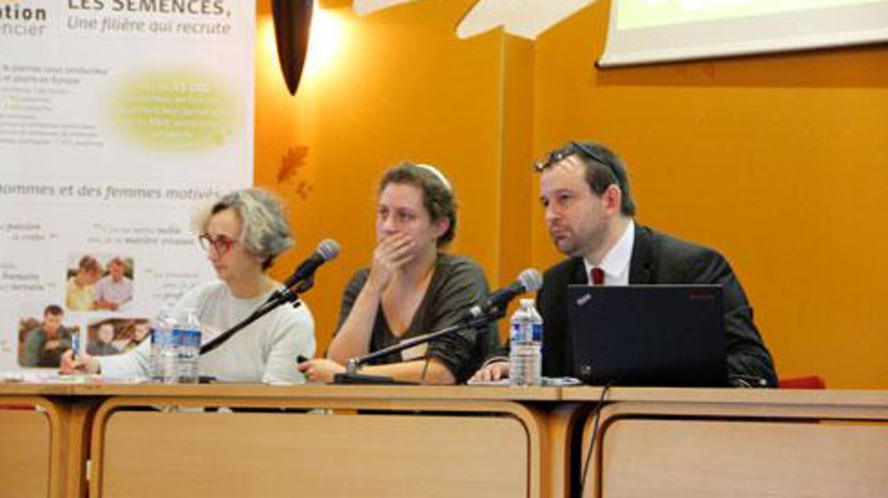 De gauche à droite, Isabelle Siksik, chargée d'études au sein du BSPI, Maud Blanck, chargée de projet à la commission CEPP et Frédéric Malterre, adjoint au chef de bureau des semences à la DGAL, ont répondu aux questions des participants sur les CEPP. © M. COISNE De gauche à droite, Isabelle Siksik, chargée d'études au sein du BSPI, Maud Blanck, chargée de projet à la commission CEPP et Frédéric Malterre, adjoint au chef de bureau des semences à la DGAL, ont répondu aux questions des participant De gauche à droite, Isabelle Siksik, chargée d'études au sein du BSPI, Maud Blanck, chargée de projet à la commission CEPP et Frédéric Malterre, adjoint au chef de bureau des semences à la DGAL, ont répondu aux questions des participants sur les CEPP. © M. COISNE De gauche à droite, Isabelle Siksik, chargée d'études au sein du BSPI, Maud Blanck, chargée de projet à la commission CEPP et Frédéric Malterre, adjoint au chef de bureau des semences à la DGAL, ont répondu aux questions des participant