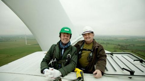 Nicolas Hulot et Yves de la Fouchardière, directeur de la coopérative, en haut d'une des six éoliennes du parc EoLoué. © FERMIERS DE LOUÉ Nicolas Hulot et Yves de la Fouchardière, directeur de la coopérative, en haut d'une des six éoliennes du parc EoLoué. © FERMIERS DE LOUÉ