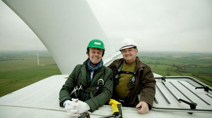 Nicolas Hulot et Yves de la Fouchardière, directeur de la coopérative, en haut d'une des six éoliennes du parc EoLoué. © FERMIERS DE LOUÉ Nicolas Hulot et Yves de la Fouchardière, directeur de la coopérative, en haut d'une des six éoliennes du parc EoLoué. © FERMIERS DE LOUÉ