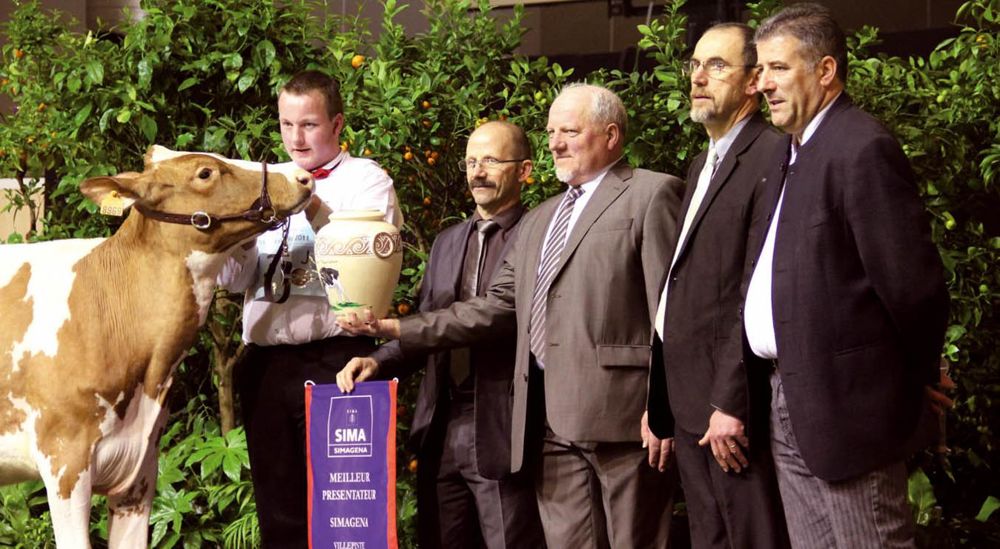 Le Trophée avenir de présentation des animaux par les jeunes a été remporté par Damien Châtelain. Originaire du Doubs, il a dix-huit ans. Les juges ont constaté qu'il a su rester extrêmement concentré tout au long de l'épreuve alors que la pression montait.© PRIM'HOLSTEIN FRANCE