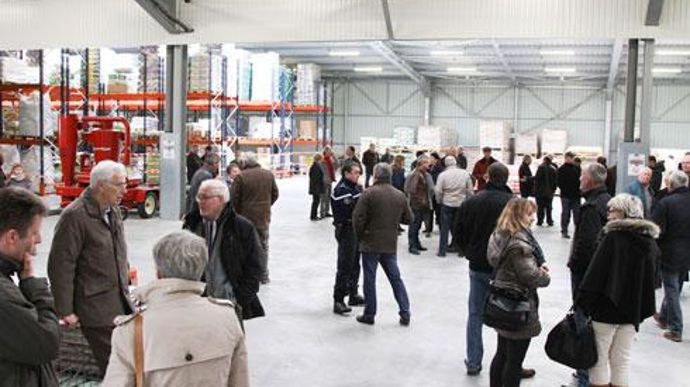 La plate-forme agrofourniture de 3 500 m2 accueille également un local phytosanitaire. Elle répond­ aux nouvelles exigences de la réglementation et à des besoins croissants. © A. DUFUMIER La plate-forme agrofourniture de 3 500 m2 accueille également un local phytosanitaire. Elle répond­ aux nouvelles exigences de la réglementation et à des besoins croissants. © A. DUFUMIER