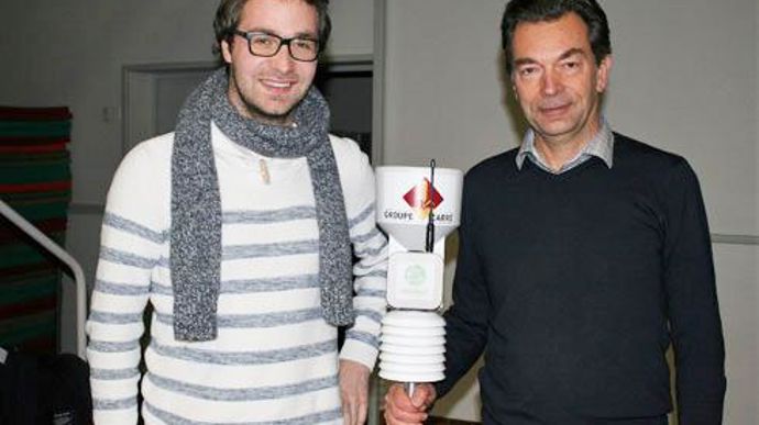 Philippe Leclercq, directeur développement du Groupe Carré (à droite) et François Arnouts, respon­sa­ble commercial Nord-Est Weenat : « Notre objectif est de passer rapidement à un réseau de 40 stations météo, réparties sur l'ensemble de notre territoire ». © B. CAILLIEZ Philippe Leclercq, directeur développement du Groupe Carré (à droite) et François Arnouts, respon­sa­ble commercial Nord-Est Weenat : « Notre objectif est de passer rapidement à un réseau de 40 stations météo, réparties sur l'en