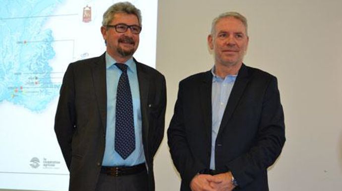 Régis Serres (à gauche), président d'Arterris, et Jacques Logie, directeur général, développent les activités agroalimentaires et de distribution du groupe, pour compenser les difficultés des filières agricoles. © F. JACQUEMOUD Régis Serres (à gauche), président d'Arterris, et Jacques Logie, directeur général, développent les activités agroalimentaires et de distribution du groupe, pour compenser les difficultés des filières agricoles. © F. JACQUEMOUD