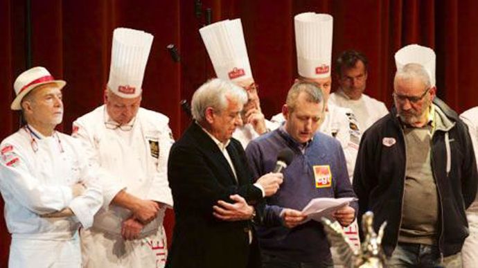 Lors des trophées Jean Rougié, le maire de Sarlat, Jean-Jacques de Peretti et le délégué syndical de Rougié­, Nicolas Magnanou, ont pris la parole devant un parterre de chefs prestigieux. © M. LOISON Lors des trophées Jean Rougié, le maire de Sarlat, Jean-Jacques de Peretti et le délégué syndical de Rougié­, Nicolas Magnanou, ont pris la parole devant un parterre de chefs prestigieux. © M. LOISON