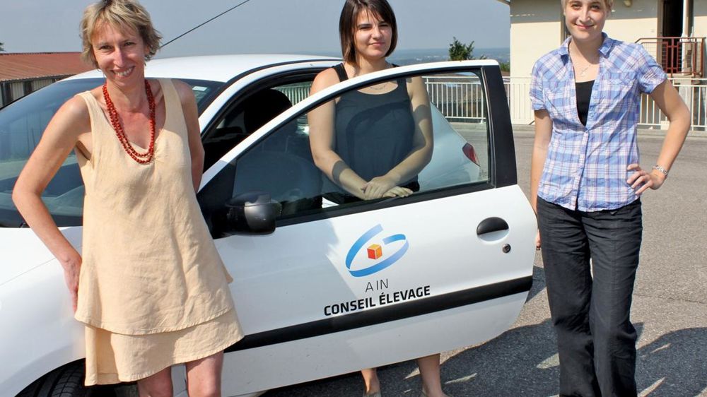 De gauche à droite, Anne Blondel, responsable de la formation-encadrement des contrôleurs laitiers de l'Ain et Saône-et-Loire, Lorie Hayez et Anne-Cécile Vallot, conseillères élevage en Bresse et Dombes. 