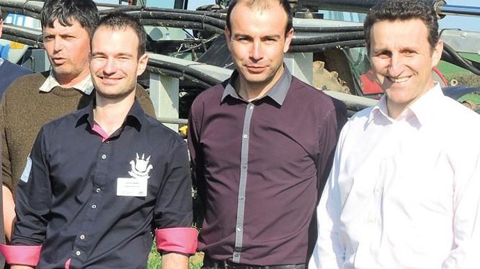 Florent Babin, chef produits outils de pilotage, chez Agridis, Olivier Jalleau, dirigeant des Ets Cosset, et Pascal Ramondenc, directeur réseau et développement, chez Agridis.R. FOURREAUX
