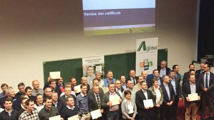 Les quarante-trois techniciens-conseil d'Unéal qui ont satisfait aux deux niveaux de la certification ont reçu leur diplôme. Une deuxième promotion va bientôt démarrer. Les quarante-trois techniciens-conseil d'Unéal qui ont satisfait aux deux niveaux de la certification ont reçu leur diplôme. Une deuxième promotion va bientôt démarrer.