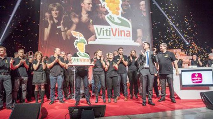 Les salariés de VitiVina présentent le nouveau logo lors de la soirée de lancement. A droite, Matthieu­ Luthier, responsable développement et communication du Comptoir agricole, avec à ses côtés Denis­ Fend, directeur général. © PATRICK BOGNER/CA 2018 Les salariés de VitiVina présentent le nouveau logo lors de la soirée de lancement. A droite, Matthieu­ Luthier, responsable développement et communication du Comptoir agricole, avec à ses côtés Denis­ Fend, directeur général. © PATRICK BOGNER/CA 2