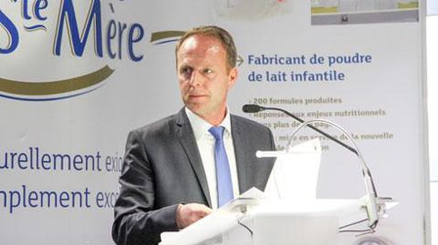 « Nous avons un gros avion à mettre en route et plus de 150 formules de lait infantile. Il faut parfois tester une formule quatre ou cinq fois avant d'obtenir le résultat voulu par nos clients », détaille Arnaud Fossey, président de la coopérative à propos des nouvelles tours de séchage inaugurées en 2015. © A. DUFUMIER « Nous avons un gros avion à mettre en route et plus de 150 formules de lait infantile. Il faut parfois tester une formule quatre ou cinq fois avant d'obtenir le résultat voulu p