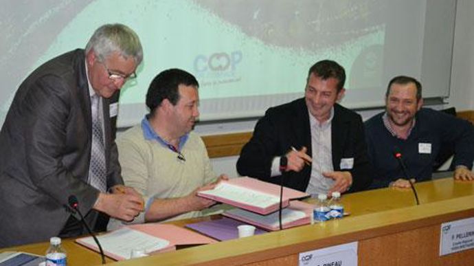 Signatures au cours de l'AG de Coop de France Ouest, de gauche à droite, Jean-Marie Gabillaud, son président, Denis Pineau, président de Vivea Pays de la Loire, Franck Pellerin, président de Vivea Bretagne et Sébastien Chevalier, président de la commission « Vie coopérative » de CDFO. © H. LAURANDEL Signatures au cours de l'AG de Coop de France Ouest, de gauche à droite, Jean-Marie Gabillaud, son président, Denis Pineau, président de Vivea Pays de la Loire, Franck Pellerin, président de Vivea Br