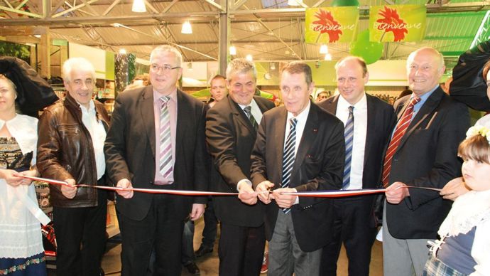 Eugène Schaeffer, président du CAH qui a initié cette collaboration, coupe le ruban entouré de Marc Moser (à gauche) et Christian Sondag (à droite).C. REIBEL