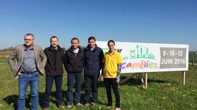 De gauche à droite, Yves Leclerc, président de la Cam, Jean-Louis Meignan, technico-commercial du secteur d'Ernée, Dominique et Mickaël Barré, les agriculteurs prêtant les 12 hectares, et Gaëlle Dupont, coordinatrice des Camélies. © H. LAURANDEL De gauche à droite, Yves Leclerc, président de la Cam, Jean-Louis Meignan, technico-commercial du secteur d'Ernée, Dominique et Mickaël Barré, les agriculteurs prêtant les 12 hectares, et Gaëlle Dupont, coordinatrice des Camélies. © H. LAURANDEL