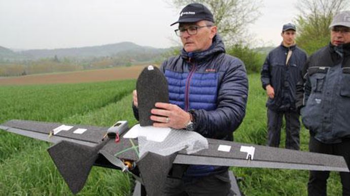 Euralis teste la prise de vue par drone de Farmstar Expert, pour compléter l'offre de service proposée à ses adhérents. Aujourd'hui deux cents agriculteurs de la coop utilisent Farmstar Expert sur plus de 4 000 hectares. © EURALIS Euralis teste la prise de vue par drone de Farmstar Expert, pour compléter l'offre de service proposée à ses adhérents. Aujourd'hui deux cents agriculteurs de la coop utilisent Farmstar Expert sur plus de 4 000 hectares. © EURALIS