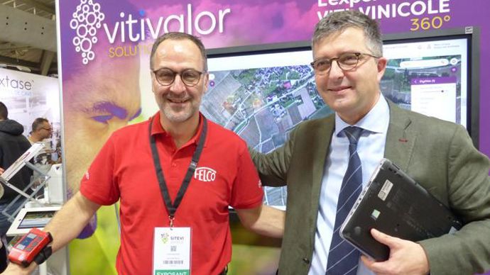 Au Sitevi, Thierry Berger, DG de Soufflet Vigne et Espaces verts (à dr.) a lancé la plateforme digitale Vitivalor, en compagnie de Stéphane Poggi, directeur de Felco Motion, équipé au bras du « boîtier collector » de Digivitis. © C. STEF