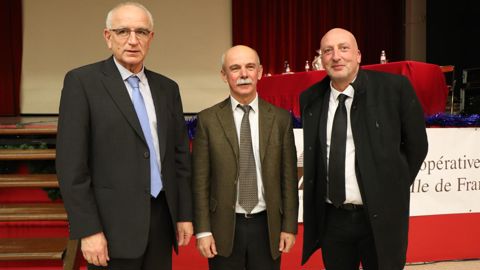 Hervé Courte, le DG d’île de France Sud, entouré de l’ancien président, Thierry Sirou, et du nouveau, Jean-Marc Foucher (à dr.). © R. FOURREAUX.