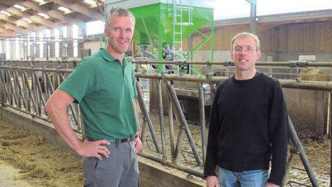 C'est dans le cadre de leur association que Christophe Dufour (à gauche) et Sébastien Lachère ont construit un bâtiment pour regrouper leur troupeau sur le même site.PHOTOS : JÉRÔME PEZON