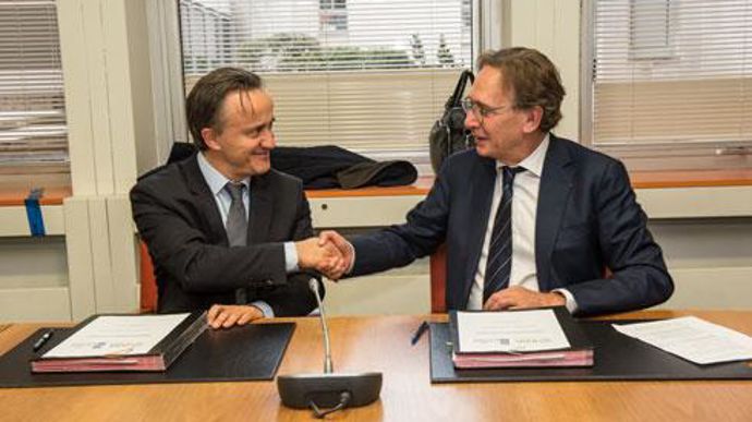 L'objectif de Jean-Michel Soufflet (à droite), président du directoire du groupe Soufflet, et de Philippe­ Mauguin, PDG de l'Inra, est de travailler ensemble pour réussir la transformation durable des filiè­res blé, orge et légumes secs. L'objectif de Jean-Michel Soufflet (à droite), président du directoire du groupe Soufflet, et de Philippe­ Mauguin, PDG de l'Inra, est de travailler ensemble pour réussir la transformation durable des filiè­res blé, orge et légumes secs.