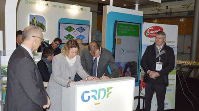 Emeraude bio-énergie permettra de réduire les émissions de gaz à effet de serre de 30 000 tonnes équivalentes CO2, correspondant aux émissions annuelles de 15 000 voitures neuves. Emeraude bio-énergie permettra de réduire les émissions de gaz à effet de serre de 30 000 tonnes équivalentes CO2, correspondant aux émissions annuelles de 15 000 voitures neuves.